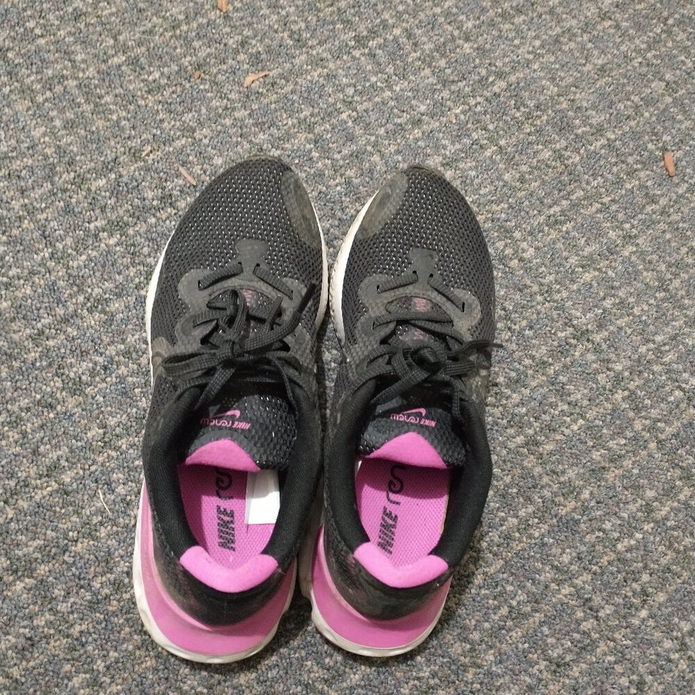 NIKE RENEW WOMEN'S SNEAKERS, BLACK AND PINK, SIZE 7.5.
